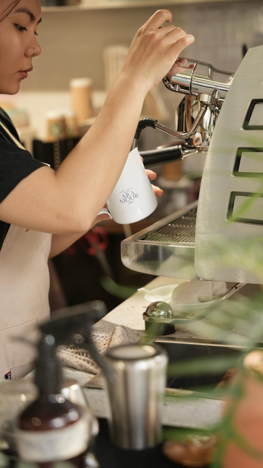 Barista đang lấy shot espresso tại quầy máy pha