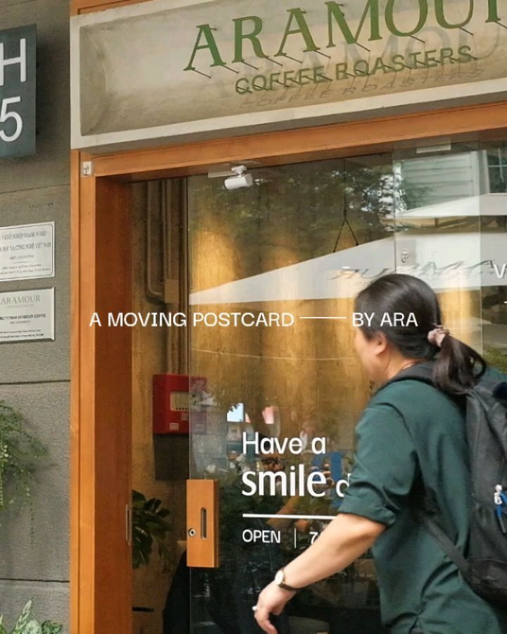 Bảng hiệu ARAMOUR COFFEE ROASTERS trước mặt tiền cửa tiệm