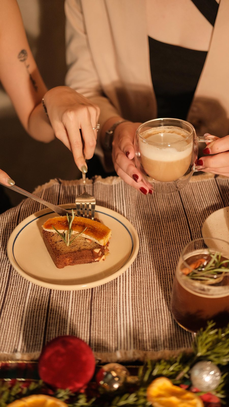 Đôi tay đang lắp bộ pour-over để pha cà phê