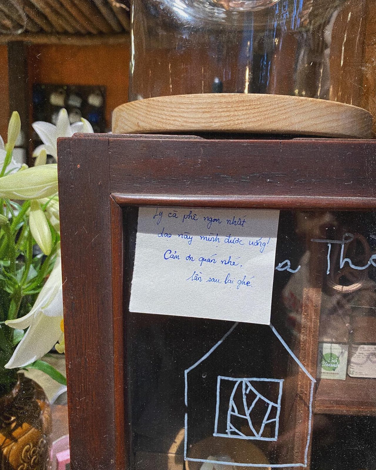 Hoa và đồ uống trên bàn gỗ