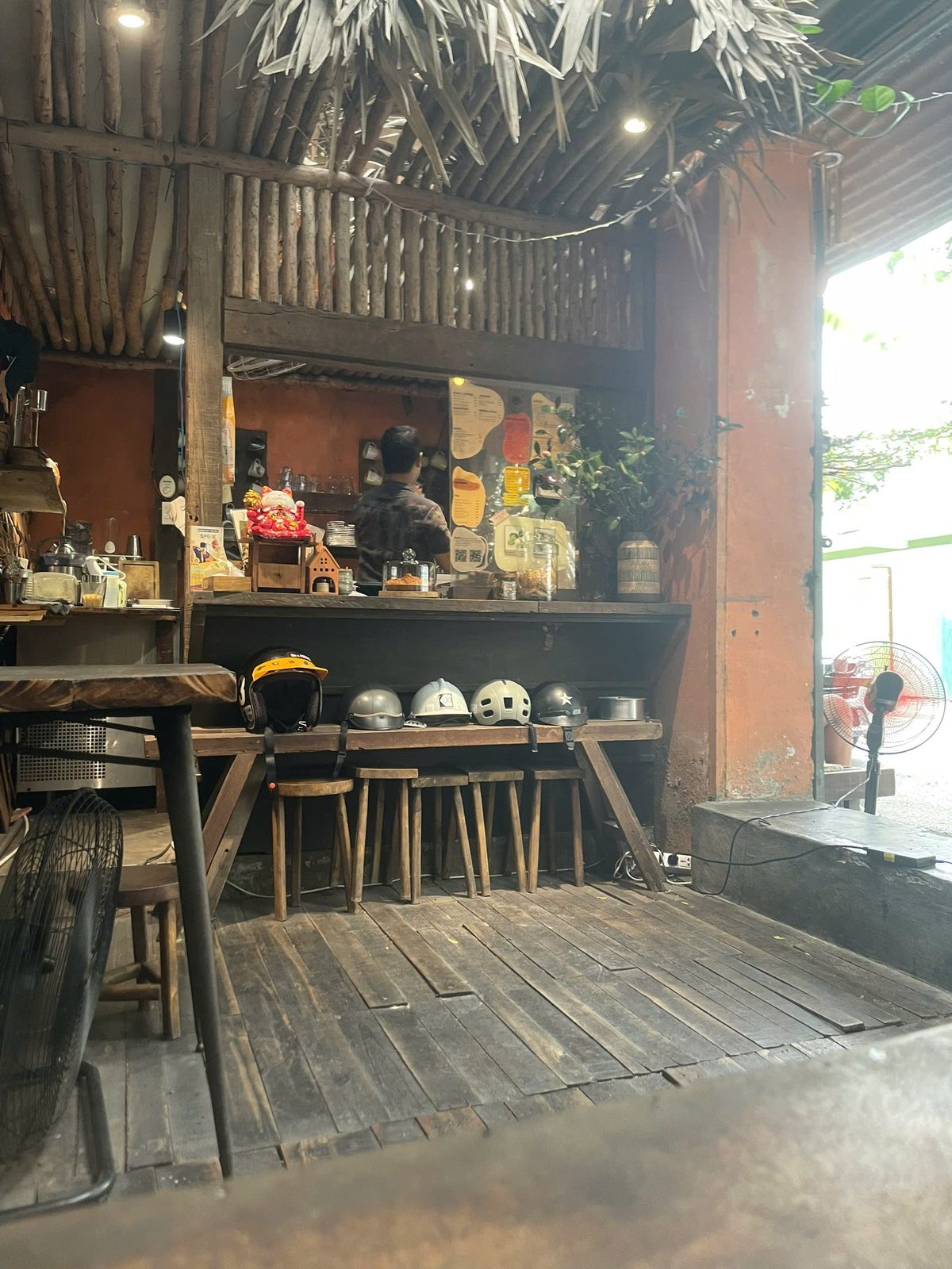 Không gian trong quán, nón bảo hiểm treo trên ghế dài