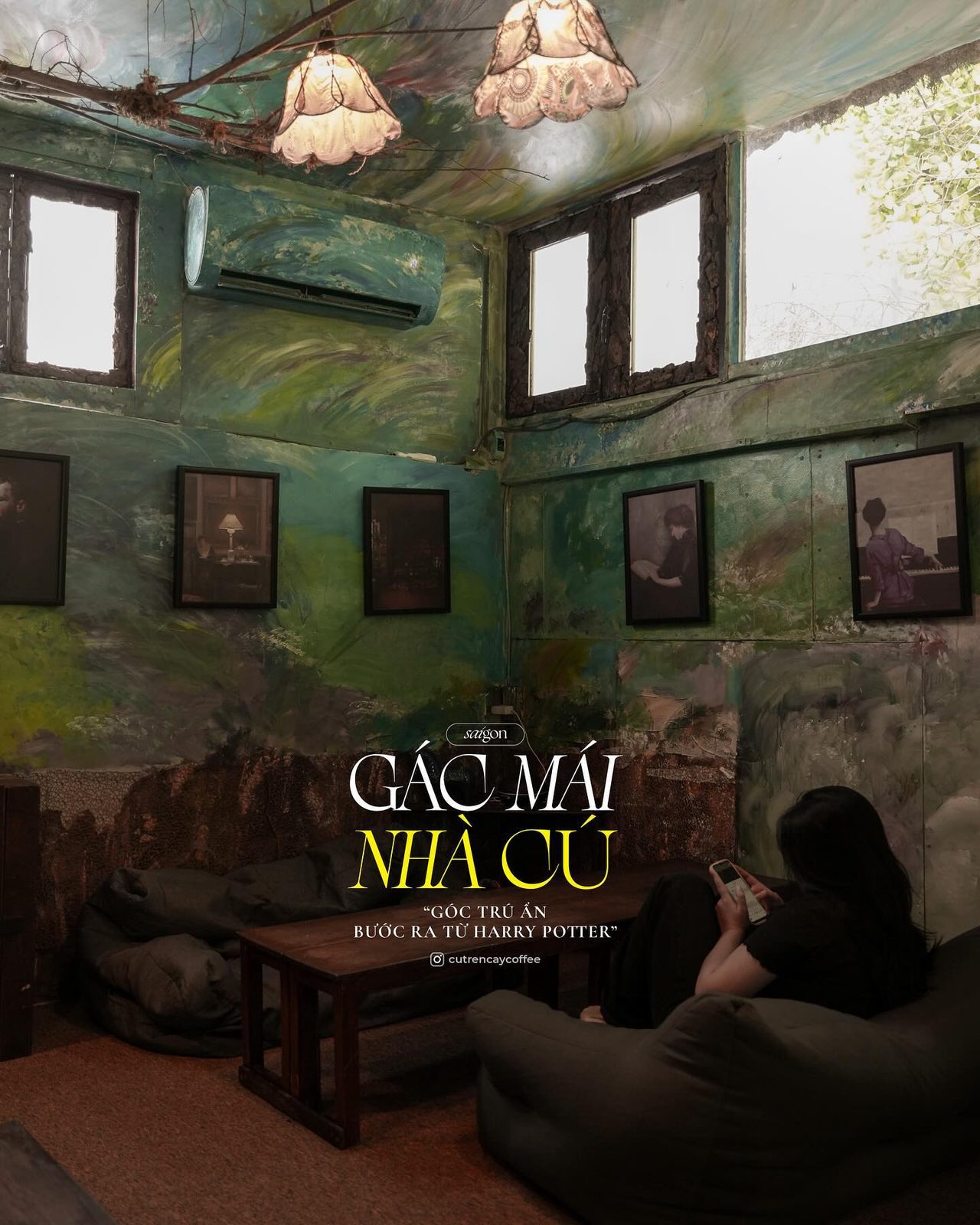 Tượng vịt nhỏ giữa các chậu cây