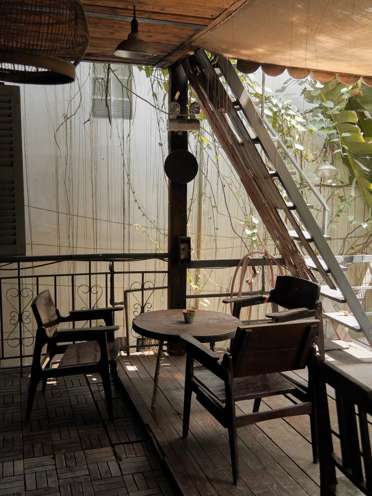 Cột và thang gỗ dẫn lên gác treehouse