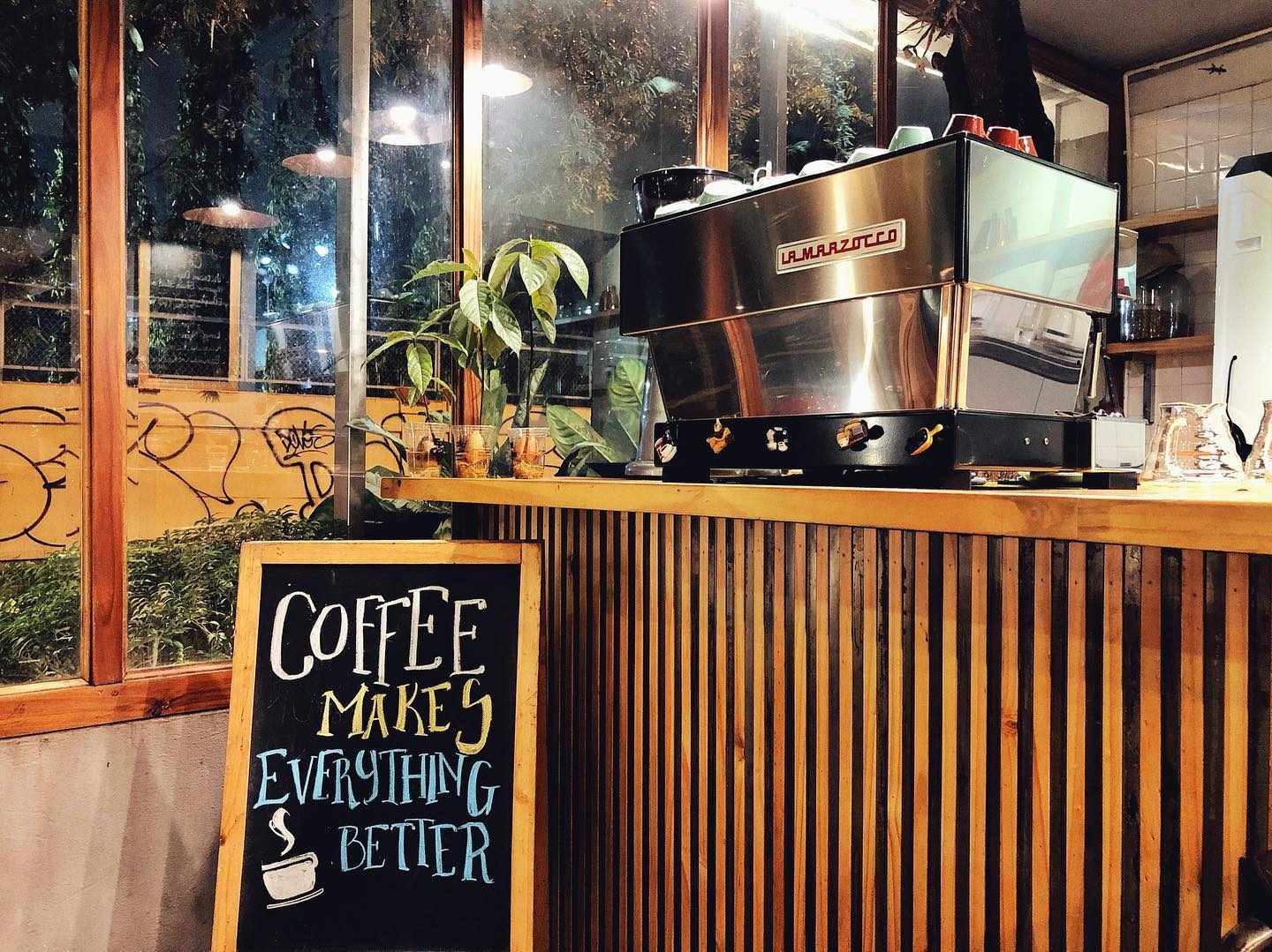 Bảng phấn: “Coffee make everything better”