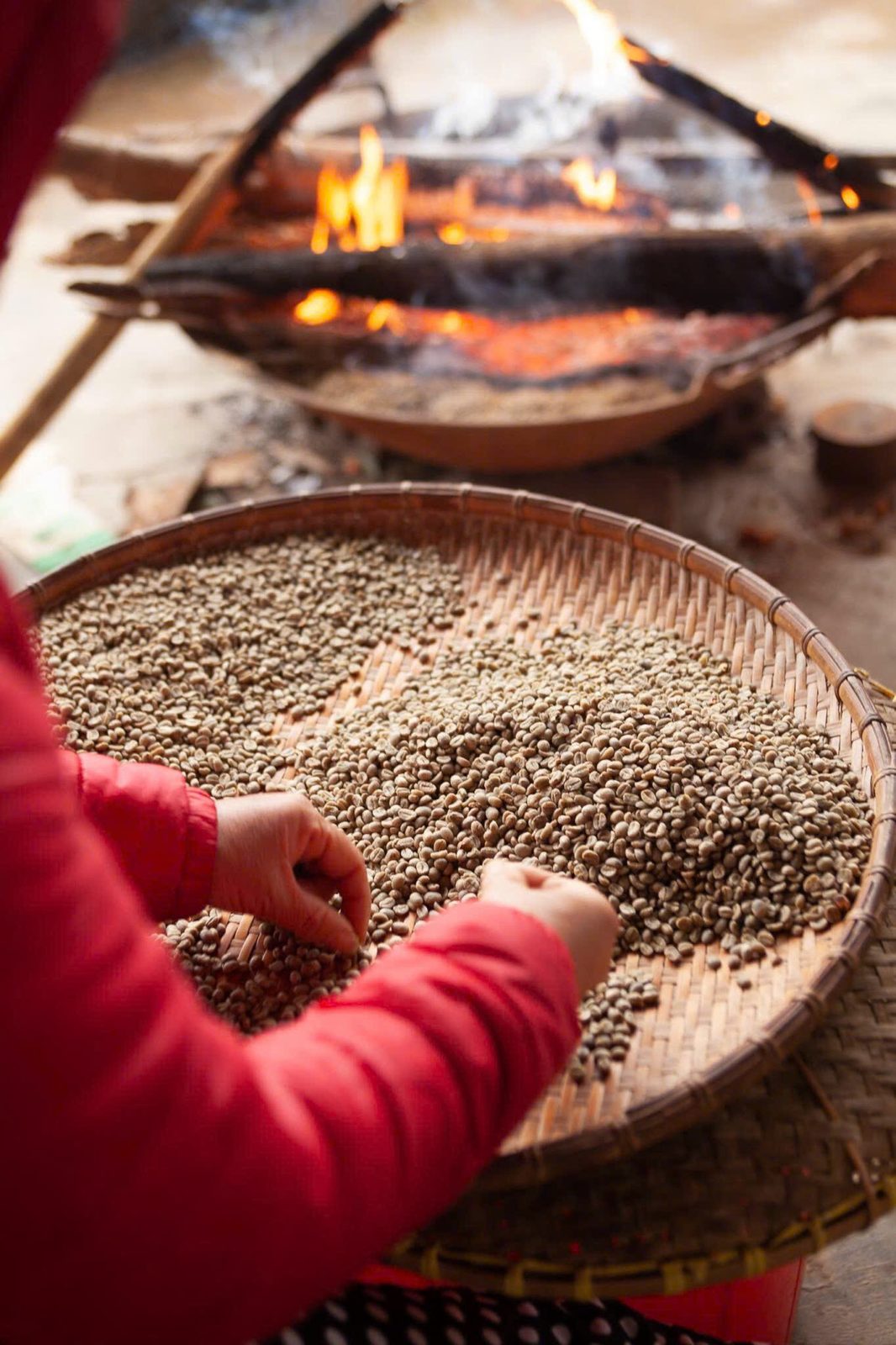 Rang thử mẻ nhỏ trên chảo lửa — phương pháp truyền thống trong ảnh của nhà