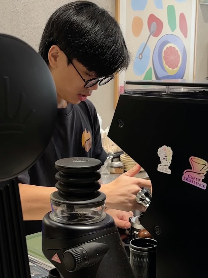 Barista đứng máy espresso