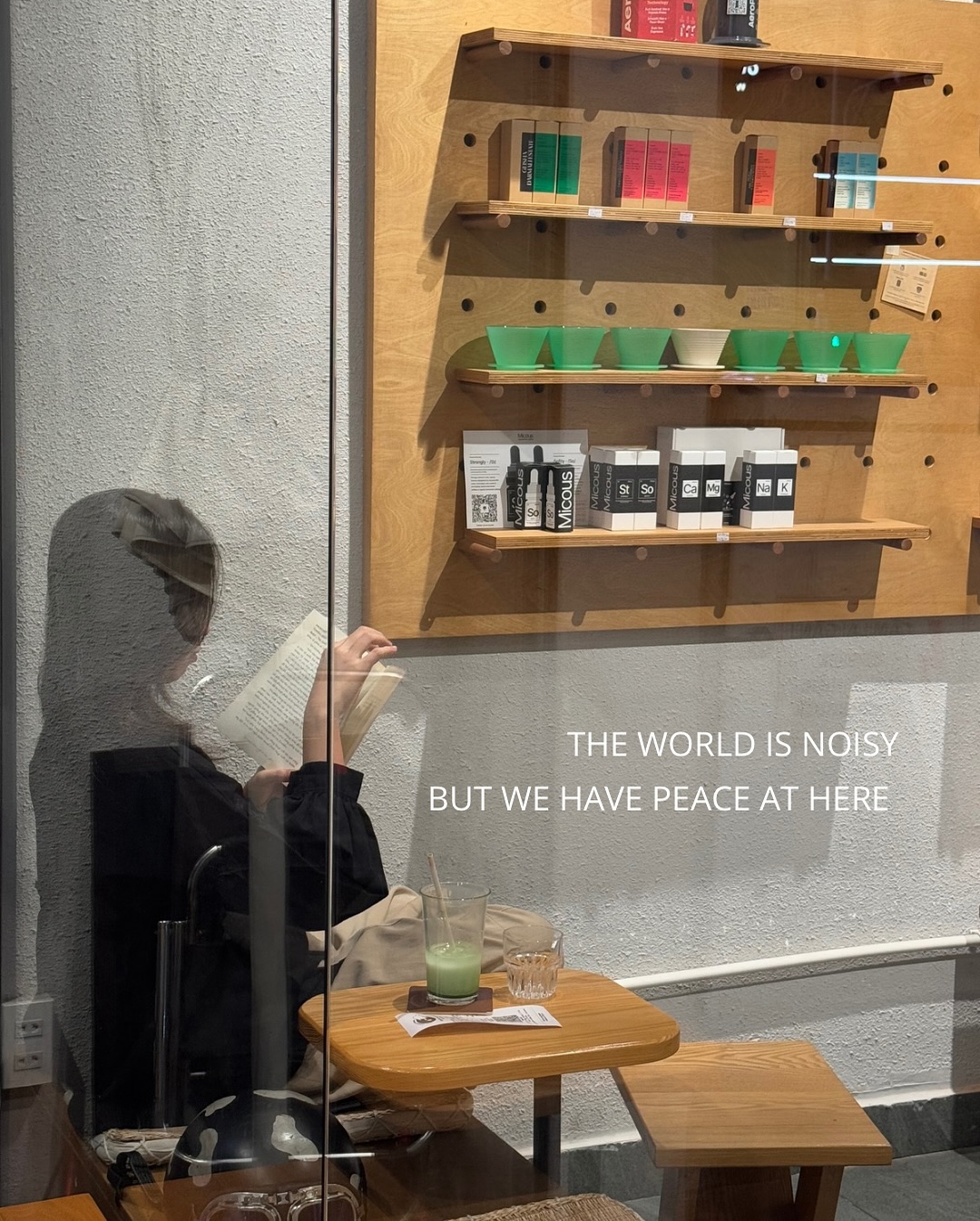 Khu ngồi với cây và chữ tường “peace at here”