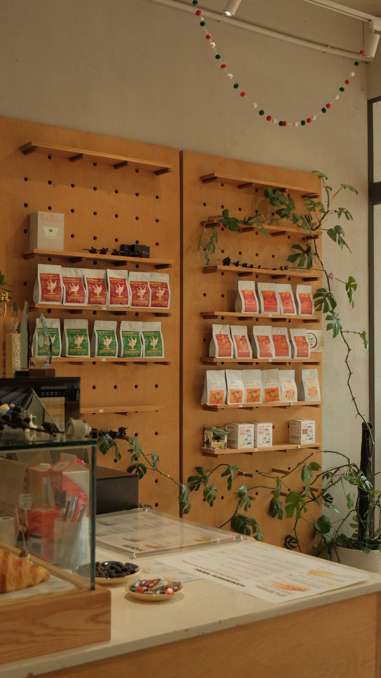 Kệ bán cà phê rang của BeanHop