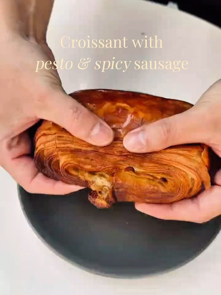 Croissant pesto và xúc xích cay, lớp bánh cận cảnh