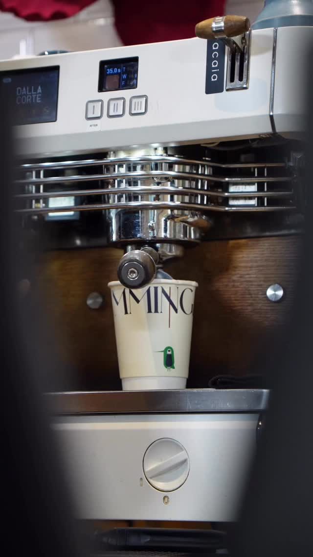 Espresso đang chảy vào ly Hummingbird