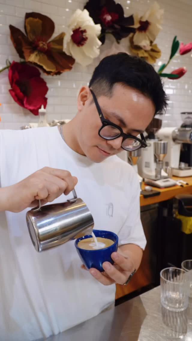 Barista đang rót sữa, ảnh chân dung
