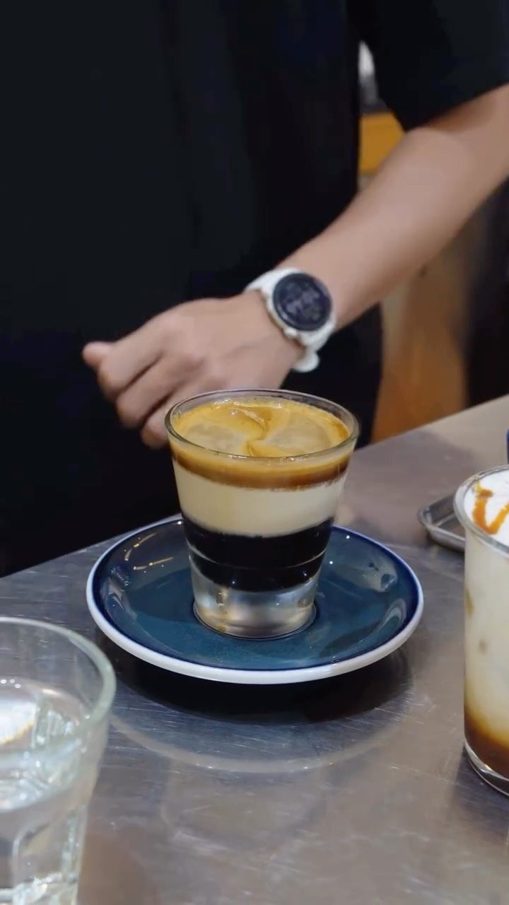 Cổ tay barista giữa lúc pha chế, trang trí mùa xuân