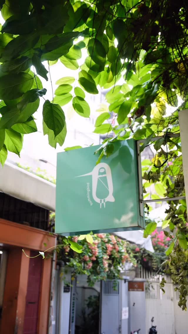 Cửa hẻm màu xanh ô liu với xe máy đậu bên ngoài