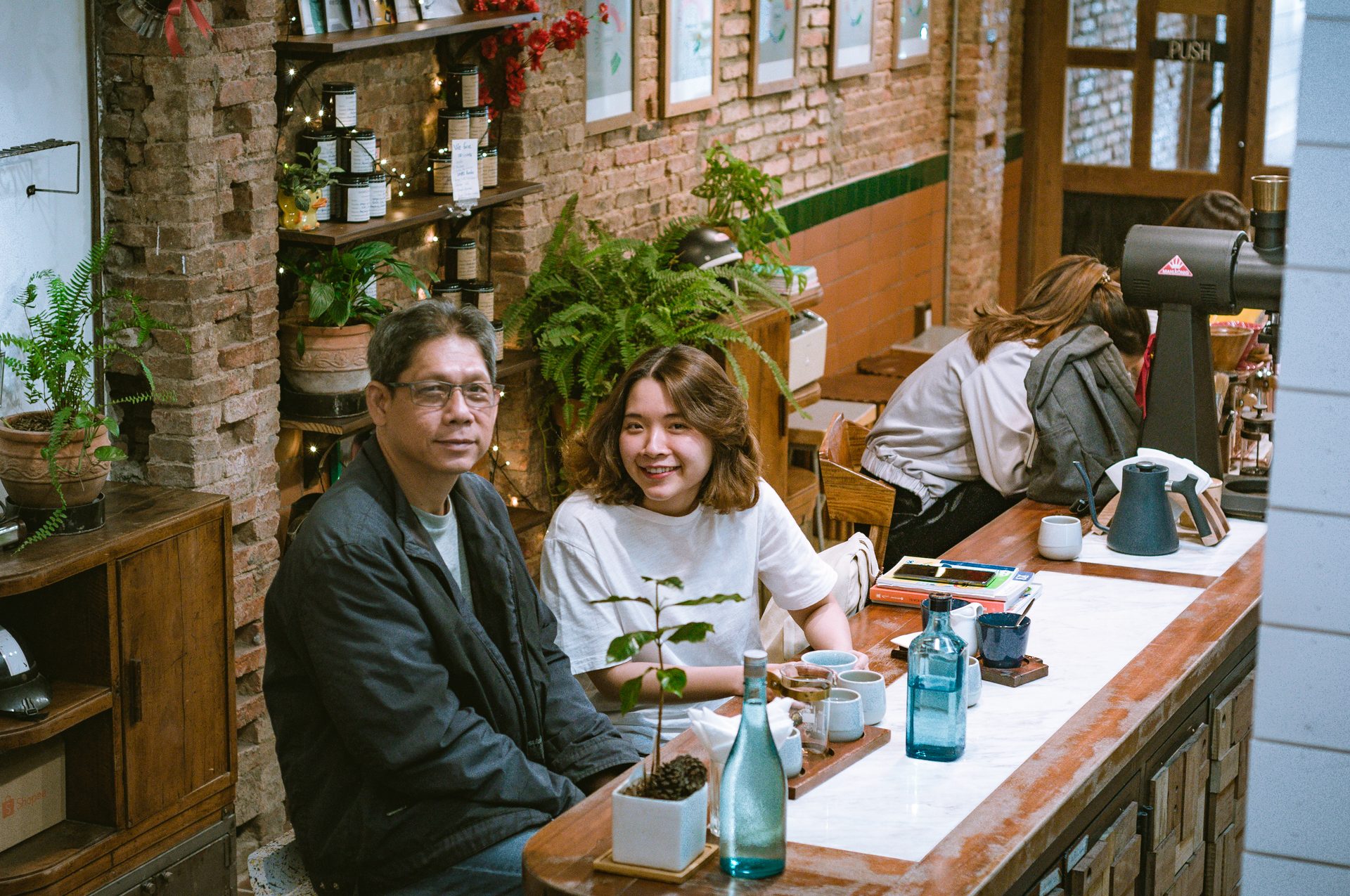 Hai bố con bên quầy pha.