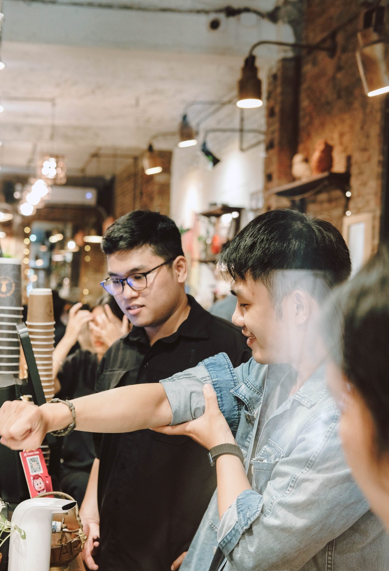 Sau quầy, giữa giờ cao điểm.