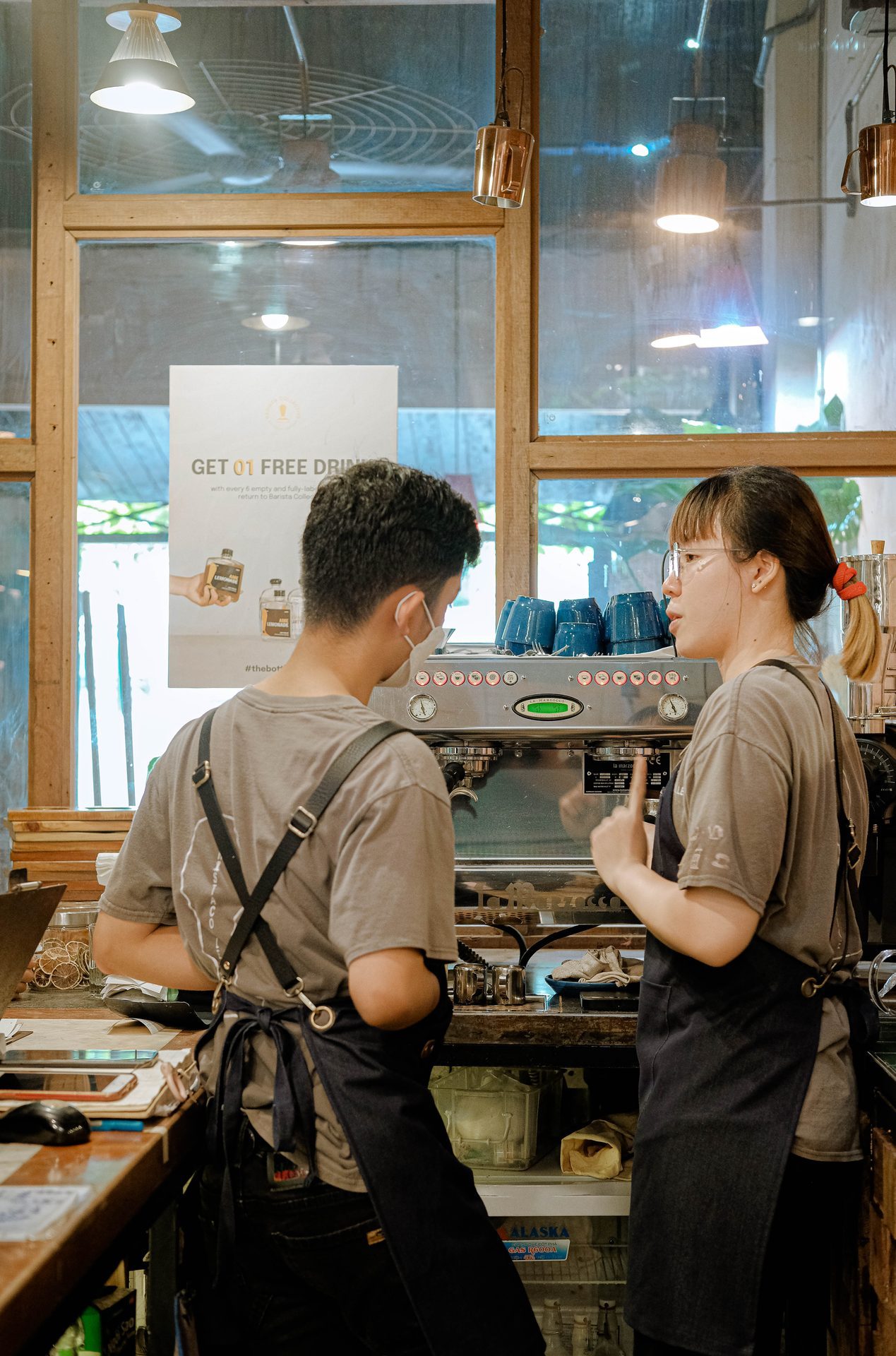Hai barista, giữa những lượt order.