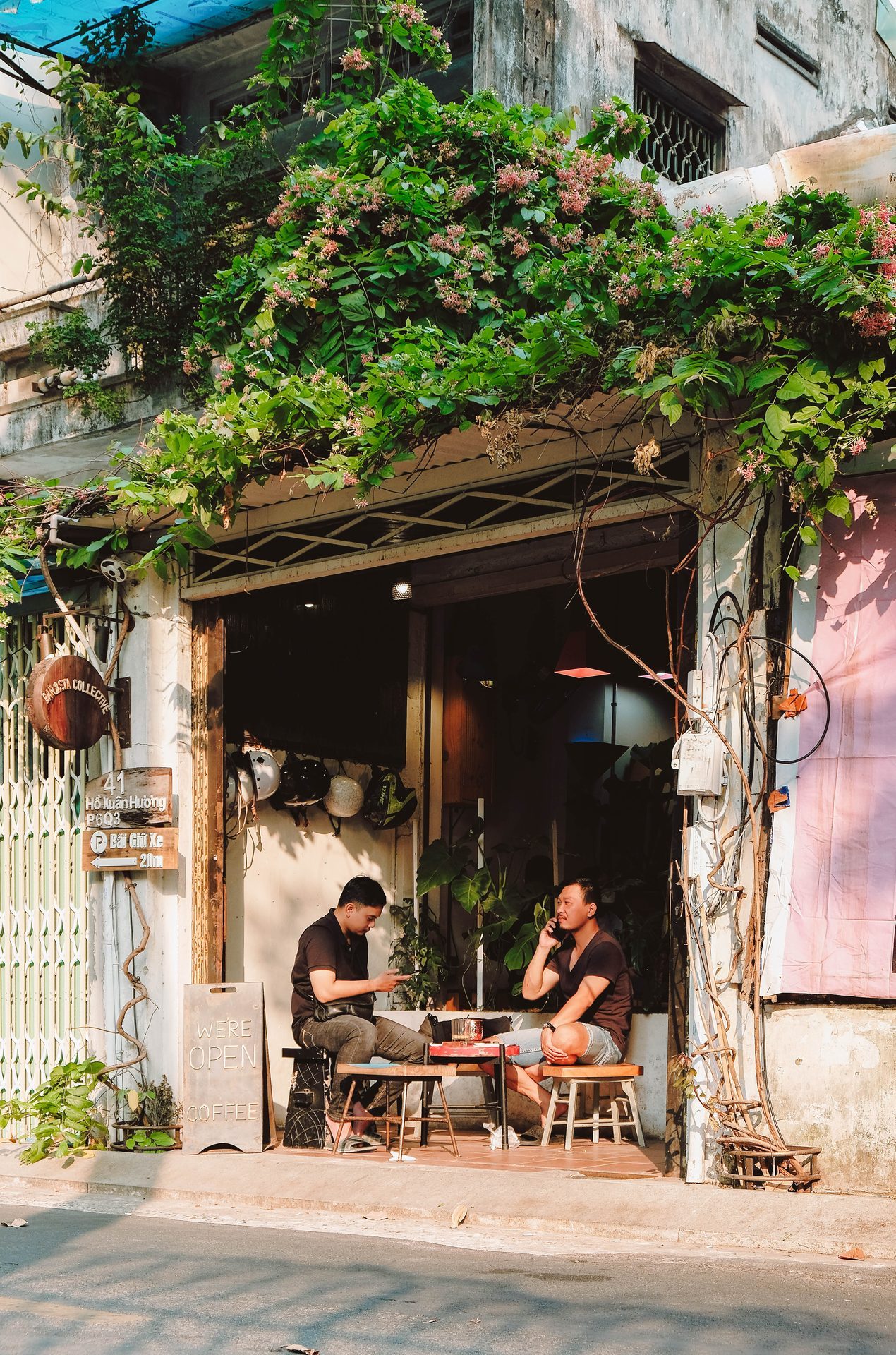 Hai người khách quen, một chiếc bàn nhỏ trước hiên.