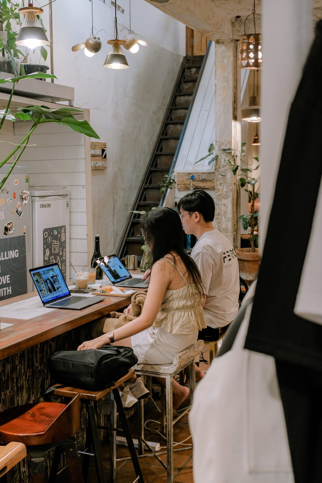 Laptop và cà phê đá, suốt cả chiều.