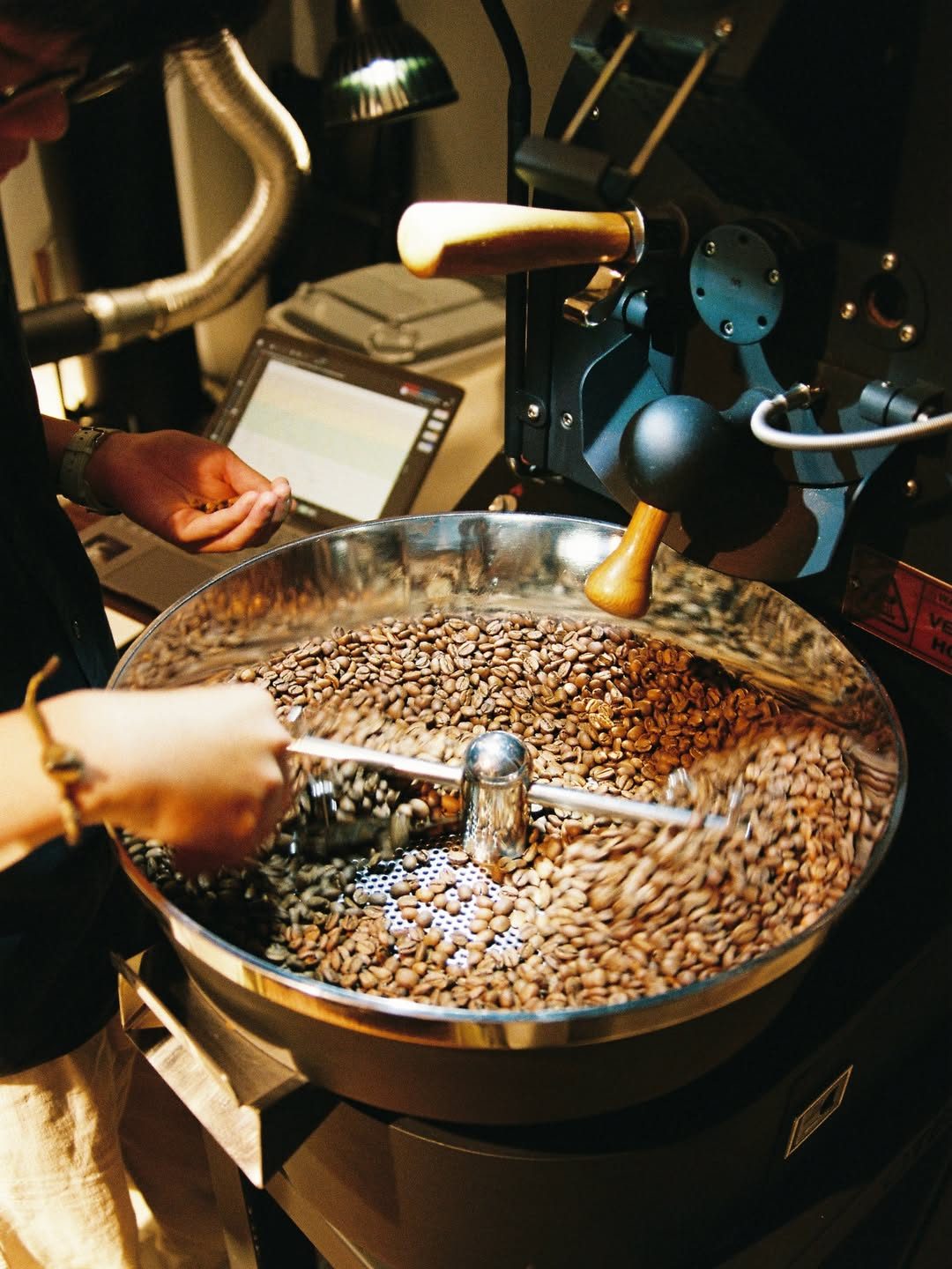 Rang hạt tại Roastery Oshima's