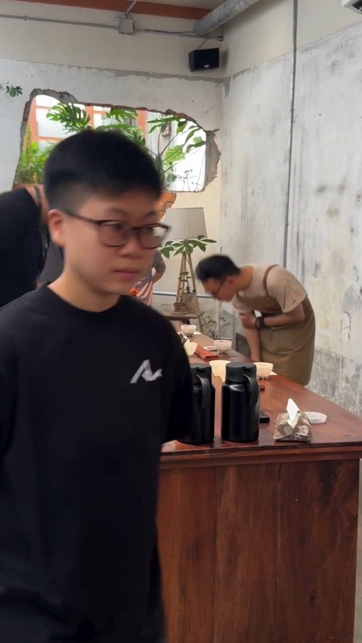 Bóng barista sau quầy