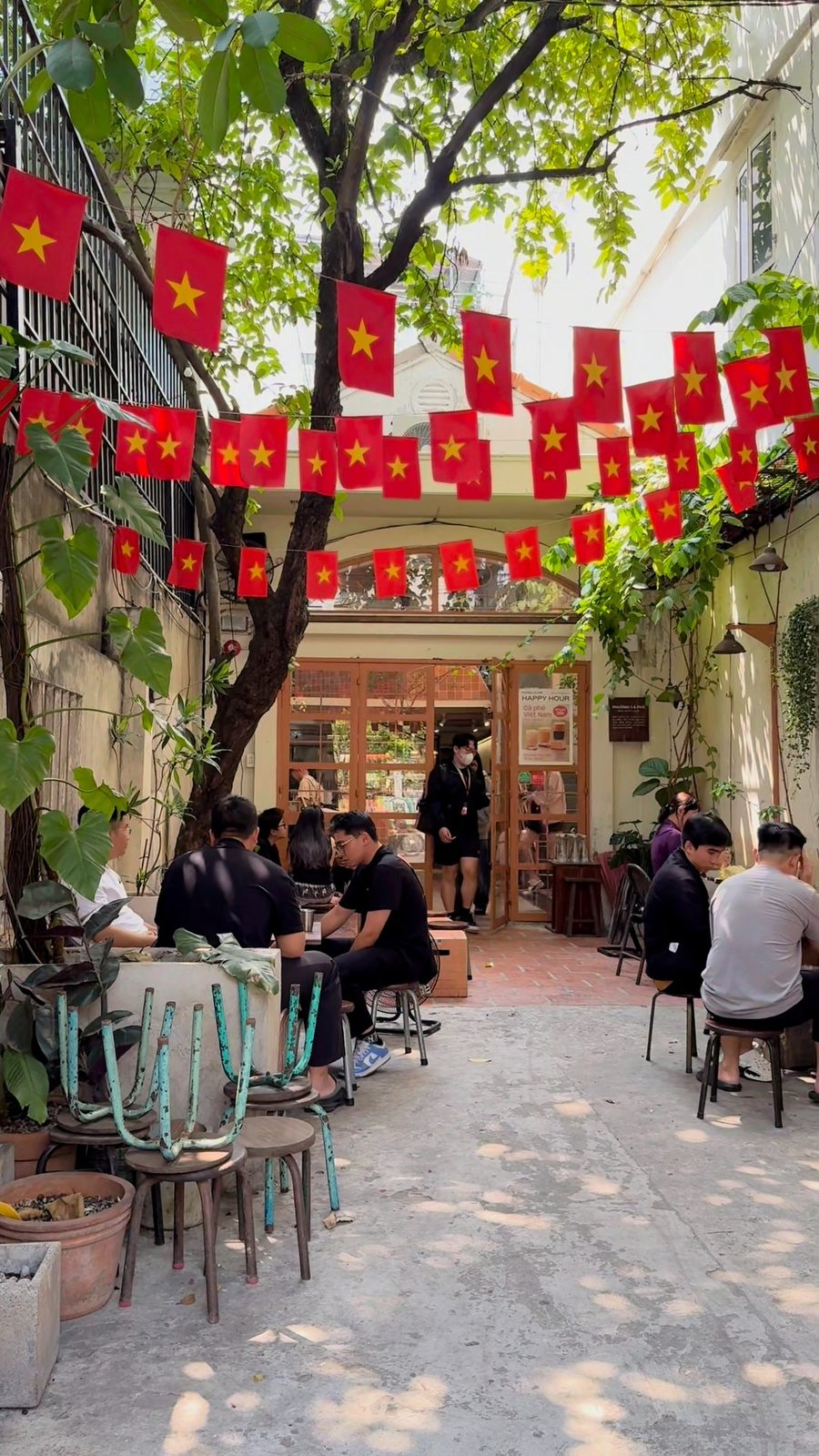 Sân trong với cờ Tổ quốc và cây xanh