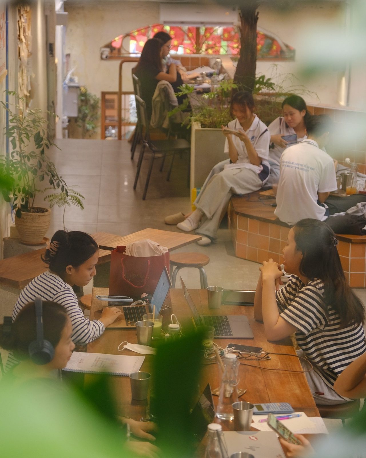 Buổi workdate — laptop, cà phê trên bàn chung