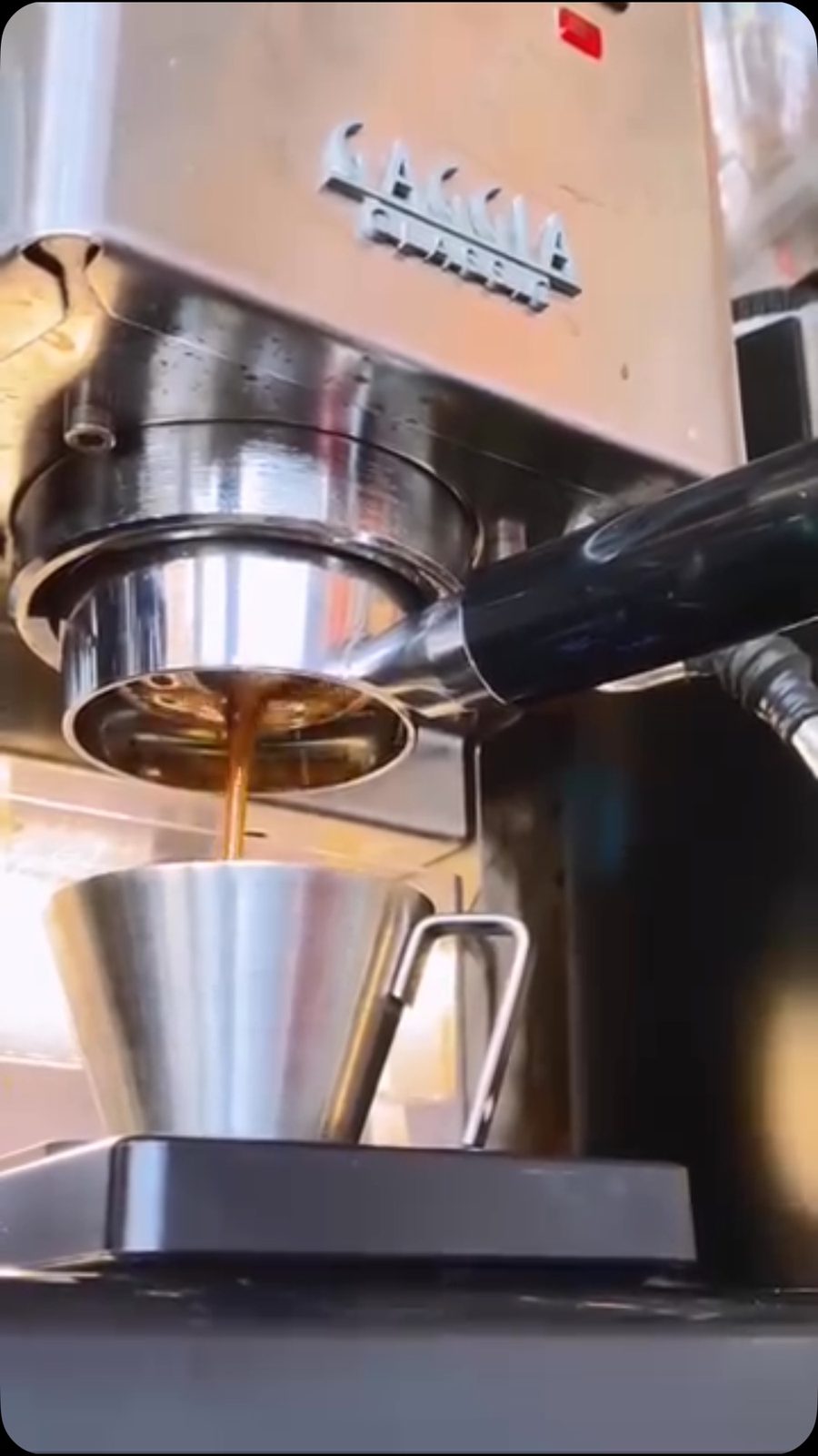 Máy espresso đang chiết một shot