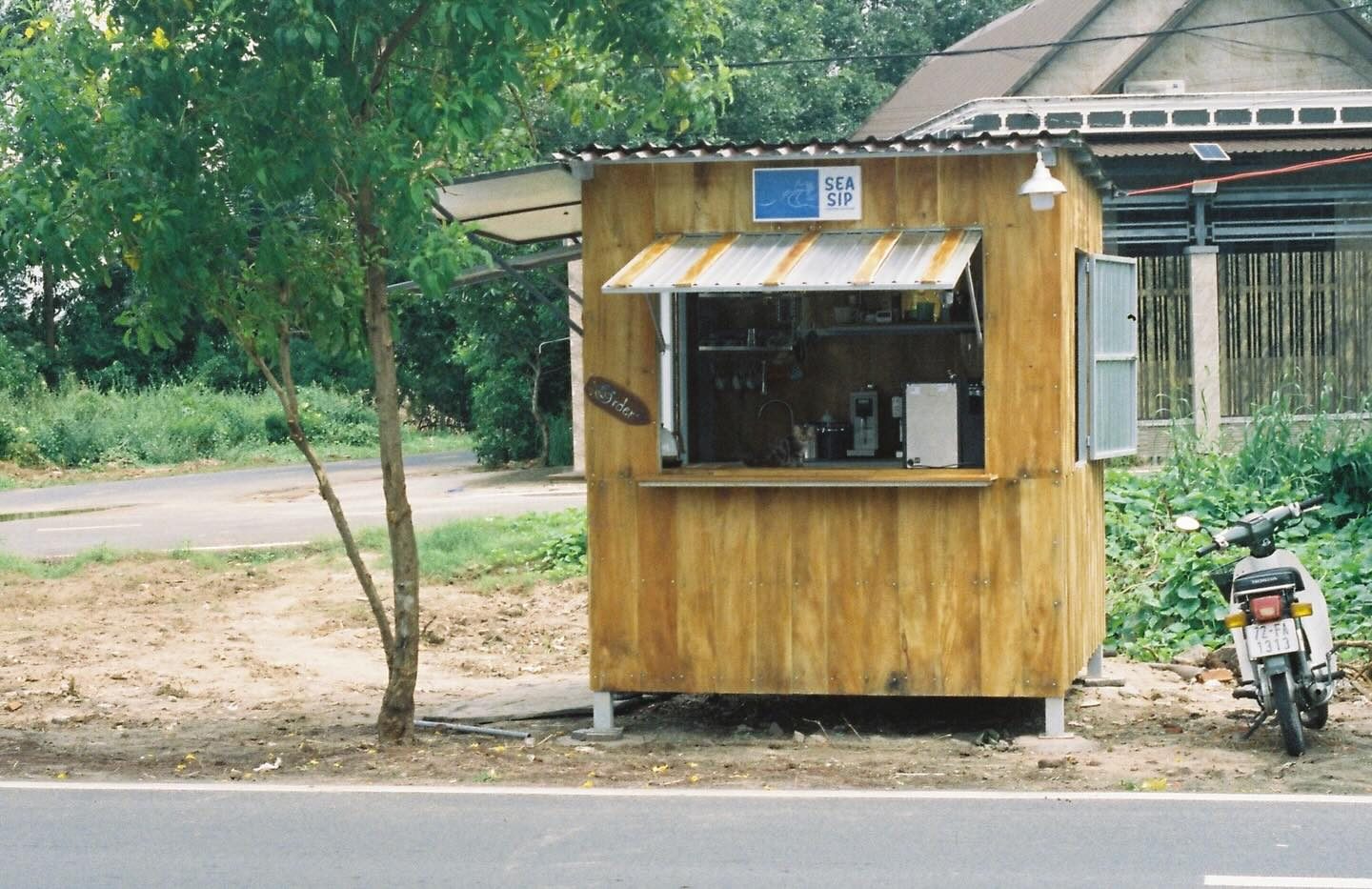 Bảng gỗ tròn ghi chữ Hand Drip