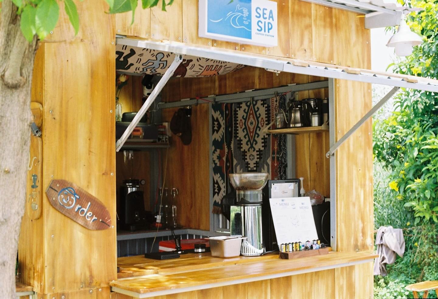 Cận cảnh bảng hiệu chữ SEA SIP