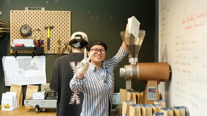 Barista bên máy xay