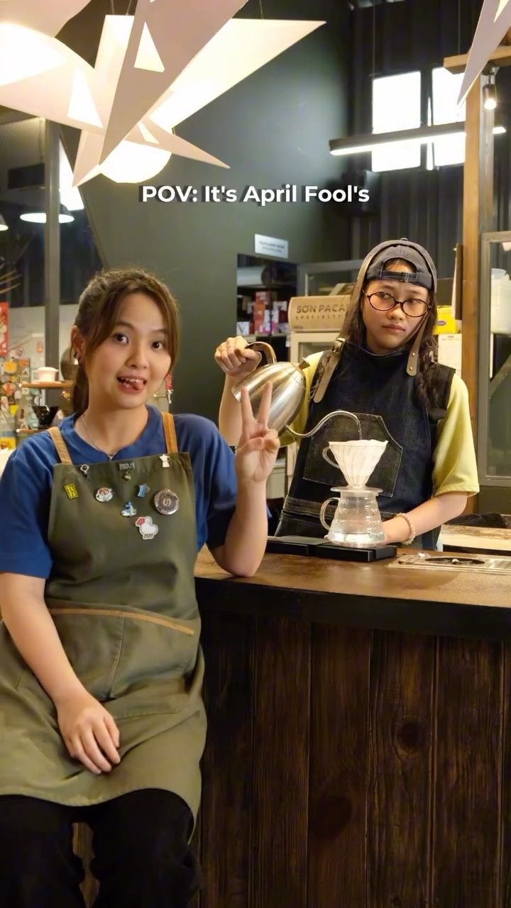 Barista pha pour-over sau quầy