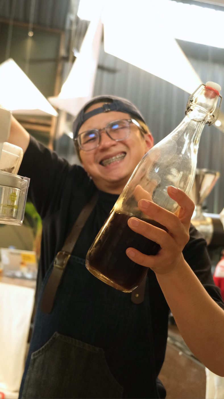 Chai cold brew mang ra suối