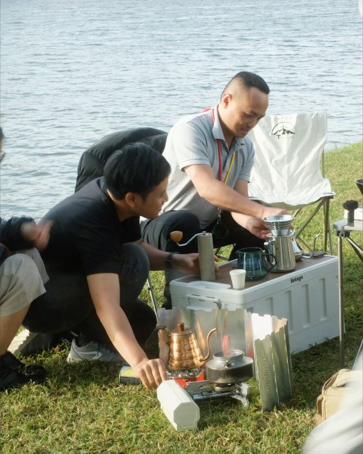 Pha cà phê bên hồ