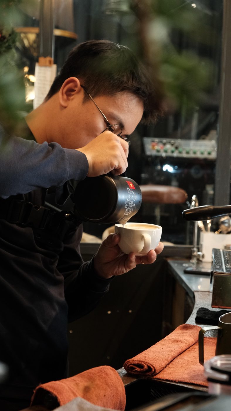 Barista tỉ mỉ bên mẻ pha