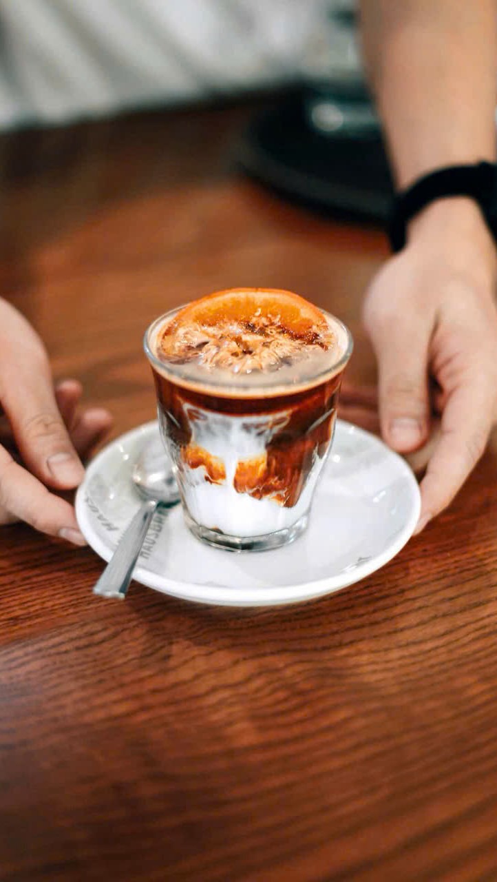 Espresso và bánh sáng sớm